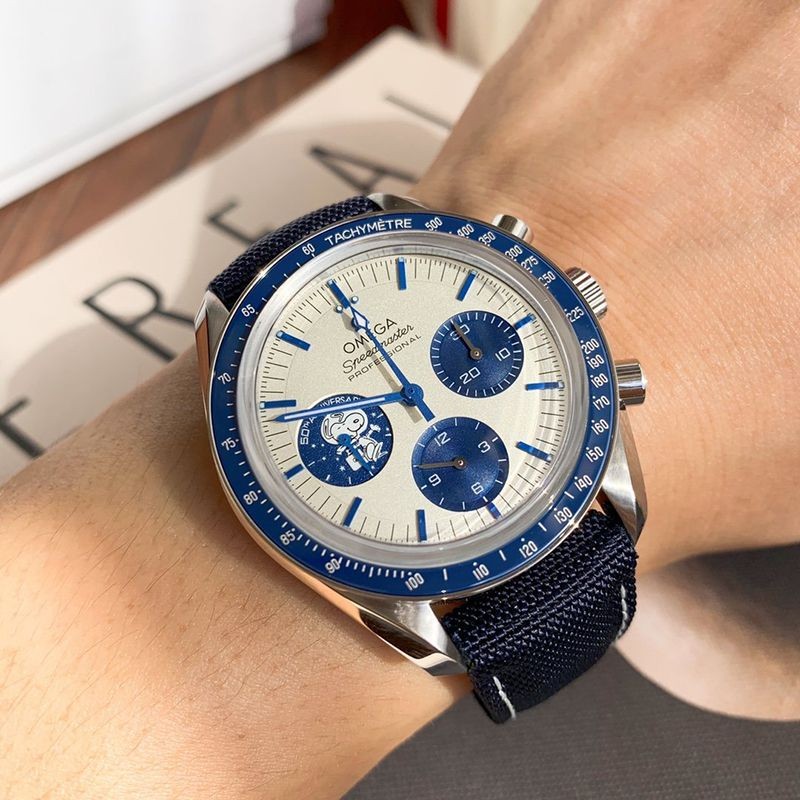 大人気！オメガ スピードマスター スーパーコピー“シルバー スヌーピー アワード”50周年記念 42mm 310.32.42.50.02.001