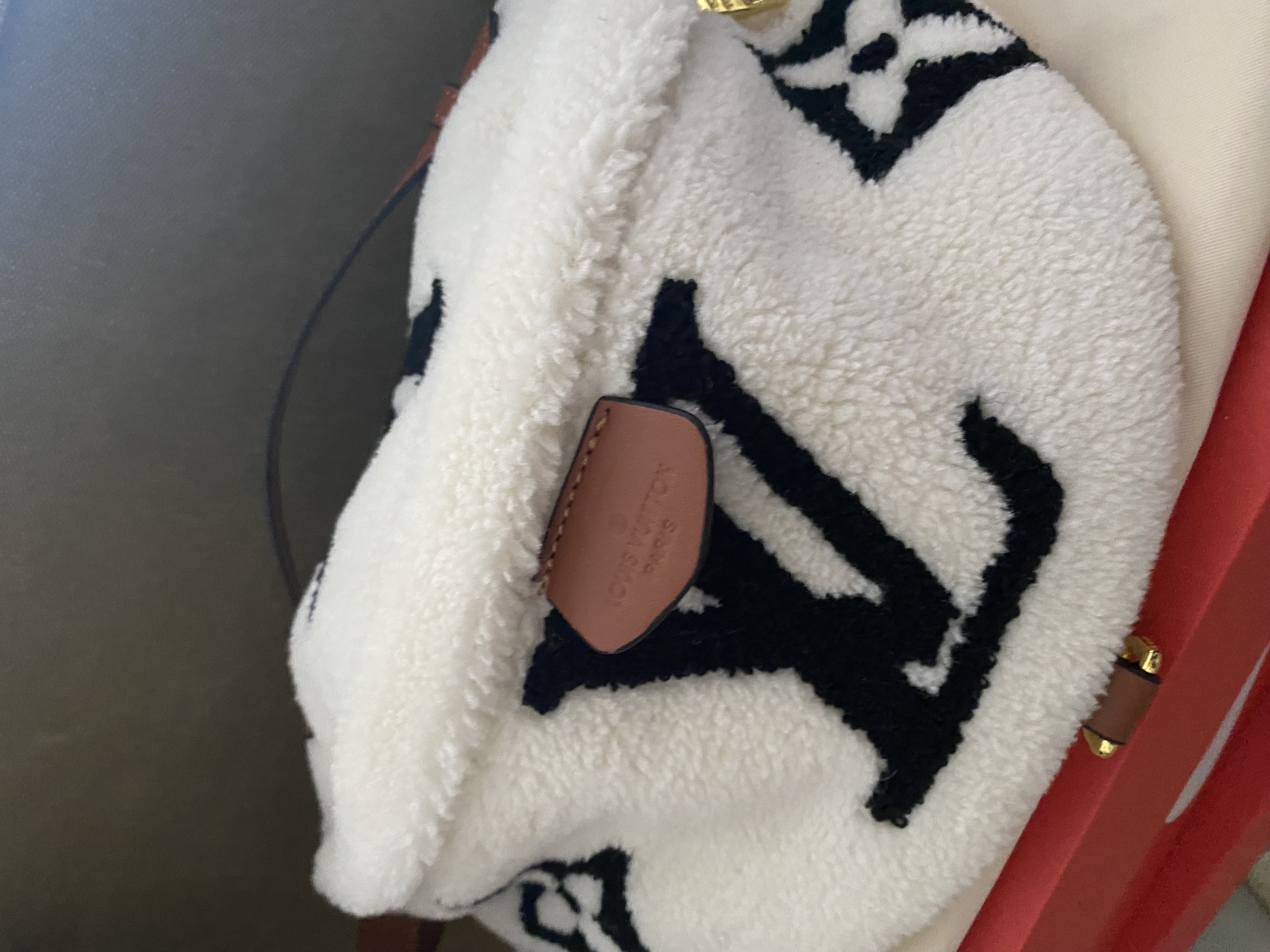 大人気!ルイヴィトン モコモコ バッグ 偽物 モノグラム テディ バムバッグ もこもこ M55425