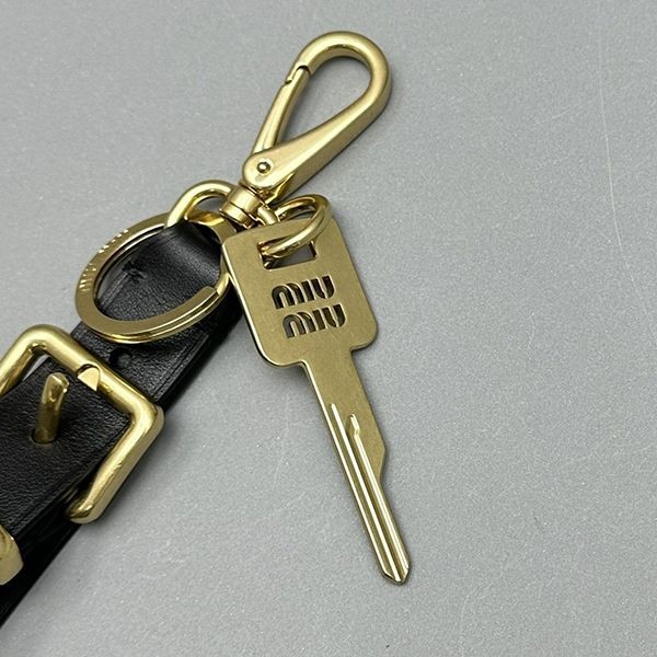 お洒落に♪ミュウミュウ レザーキーホルダー スーパーコピー mym57427