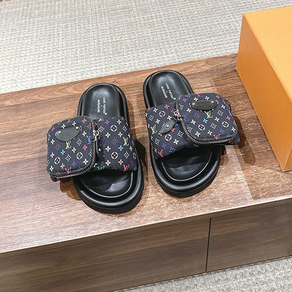 村上隆コラボ【ルイヴィトン】LV × TM プールピロー ミュール 偽物 1AGVQY