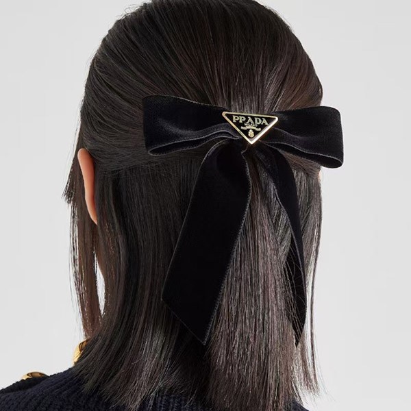 【大人気ギフト】プラダ 偽物◆ベルベット リボン ヘアクリップ ロゴ付 pum46877