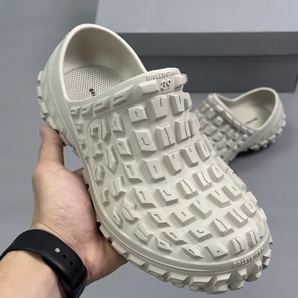 プレゼント最適 バレンシアガ DEFENDER CLOG ディフェンダー サンダル bai92678